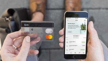 N26, carta e app aperta su smartphone