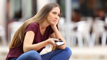 Ragazza triste con smartphon