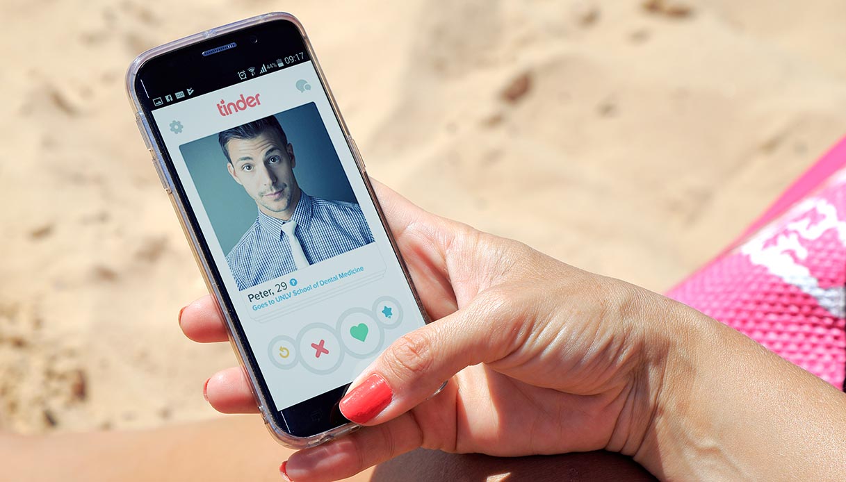 https://wips.plug.it/cips/tecnologia/cms/2020/05/tinder.jpg