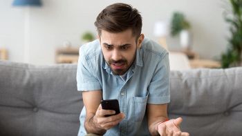 persona confusa al telefono