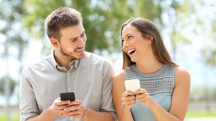 Le app di incontri invadono la realtà: ecco come cambia l’incontro “dal vivo”