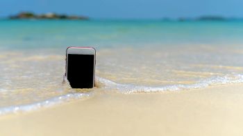 Smartphone in riva al mare