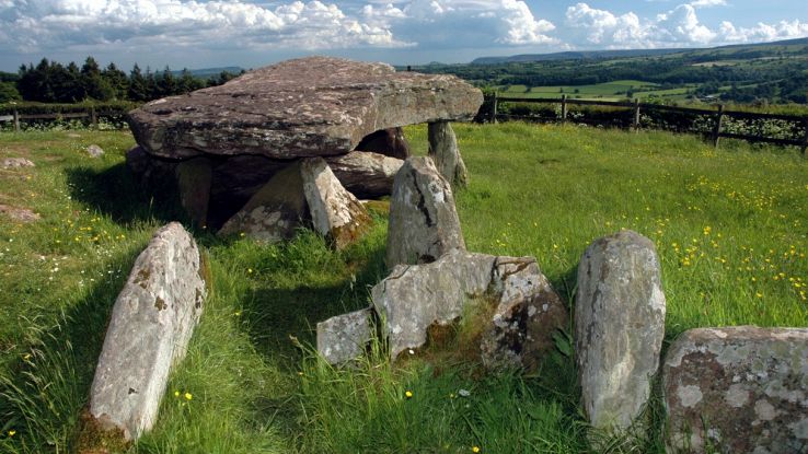 Antica tomba legata a Re Artù sarebbe più antica degli Stonehenge