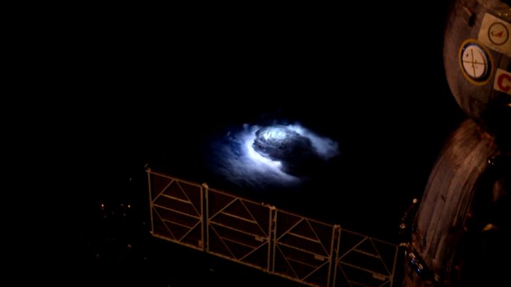 Cosa ha causato il misterioso bagliore blu visto dall’ISS