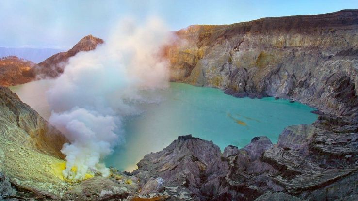 Il vulcano dalla lava blu con un lago di acido esiste davvero: dove