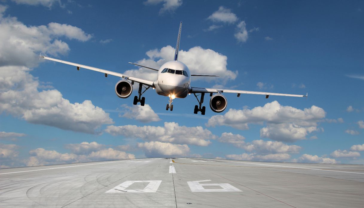 https://wips.plug.it/cips/tecnologia/cms/2021/12/5g-atterraggio-aerei-aeroporto.jpg