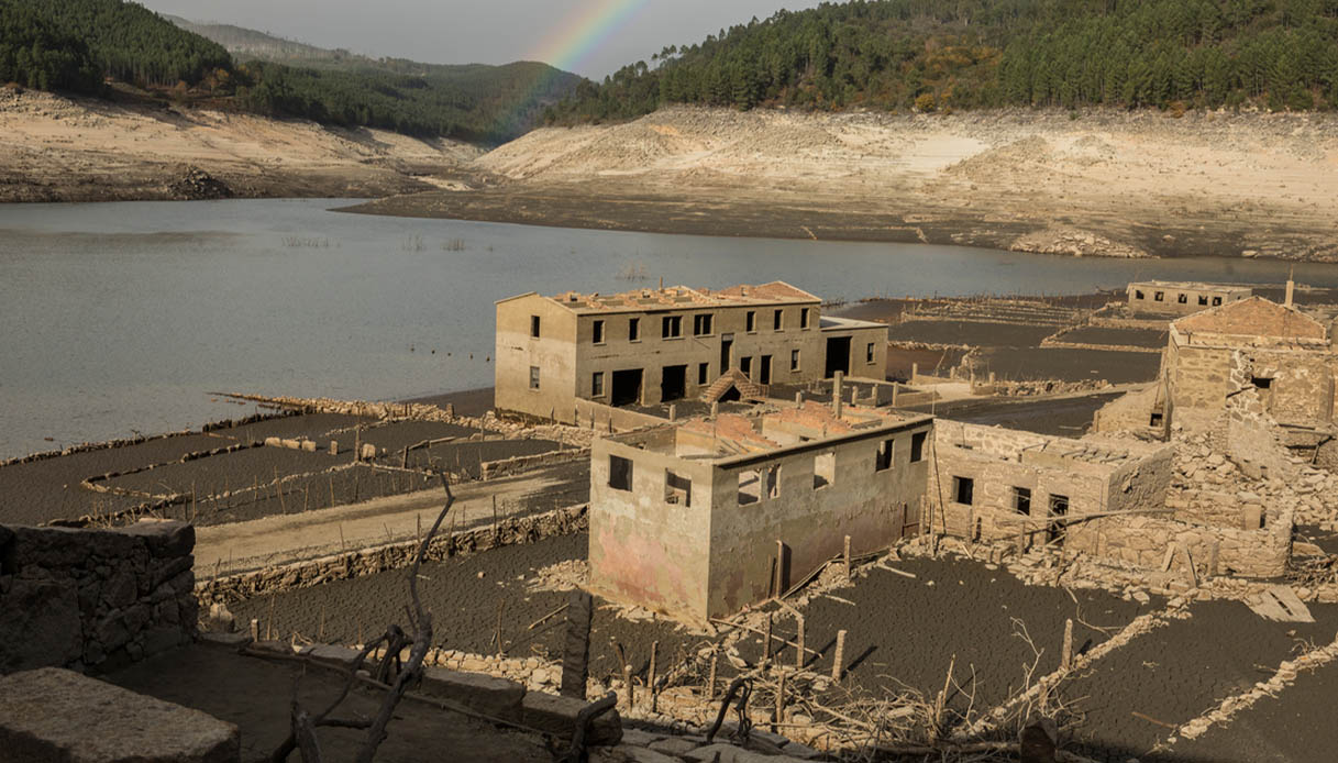 Devido à seca, uma vila submersa na Espanha ressurgiu