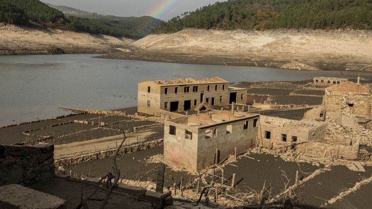 In Spagna un villaggio sott'acqua è riemerso per colpa della siccità