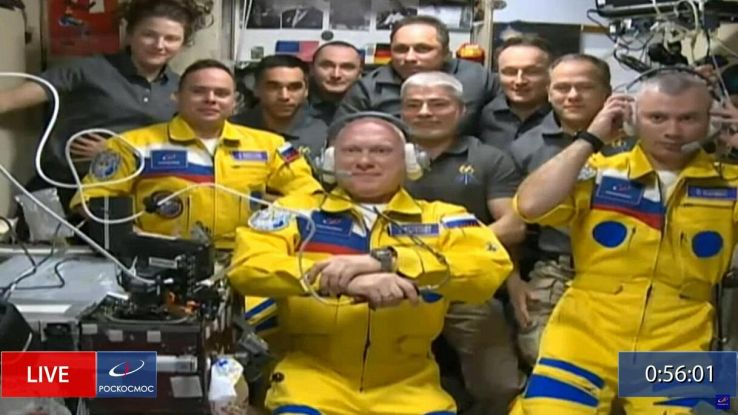 Astronauti russi sull'ISS con la divisa giallo-blu: la verità dietro i colori dell'Ucraina