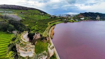 Il lago d'Averno rosso