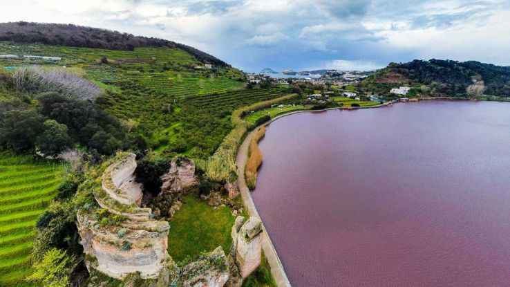 Il lago d'Averno rosso