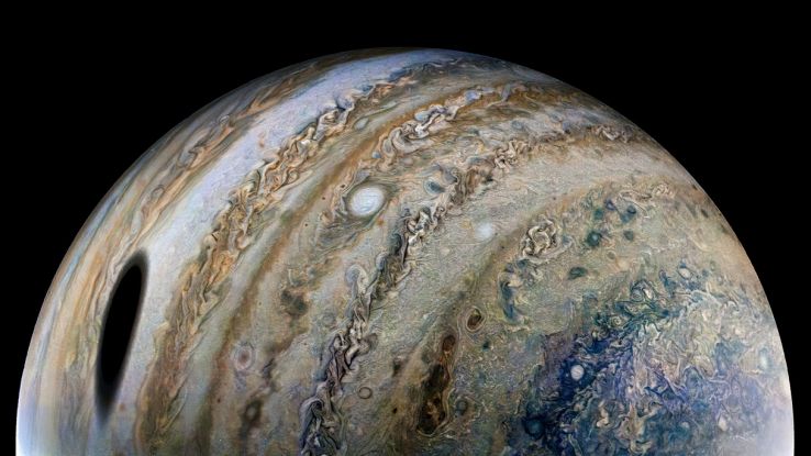 La grande ombra su Giove "buca" il pianeta: di cosa si tratta