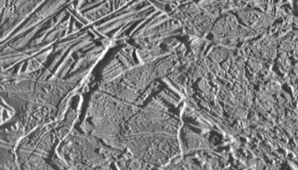 Svelato il mistero delle creste su Europa, la luna di Giove