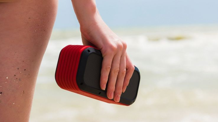 Cassa senza fili in spiaggia