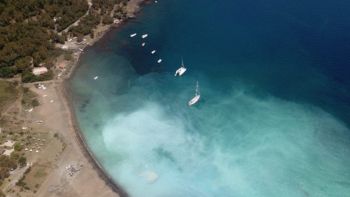 Eolie, il mare cambia colore