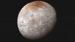Caronte, la Luna di Plutone, ha una macchia rossa. Che oggi è spiegata