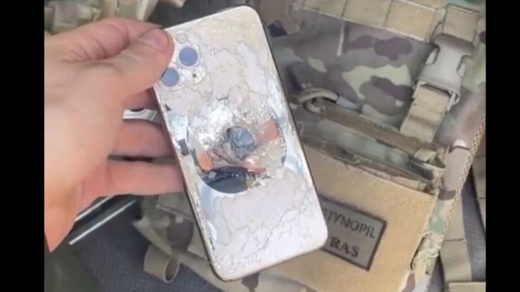 Un iPhone "antiproiettile" ha salvato un soldato ucraino in guerra