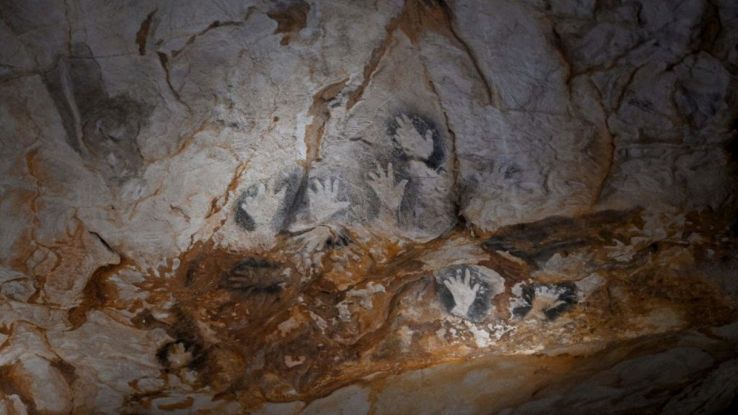 Uomini deformi e mai visti: mistero sui messaggi trovati in una grotta francese