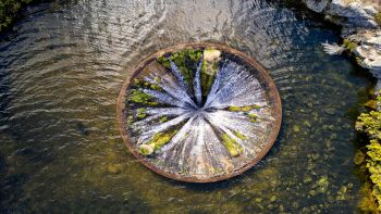 C’è un portale, in un lago, che inghiotte tutto e sprofonda in un buco immenso