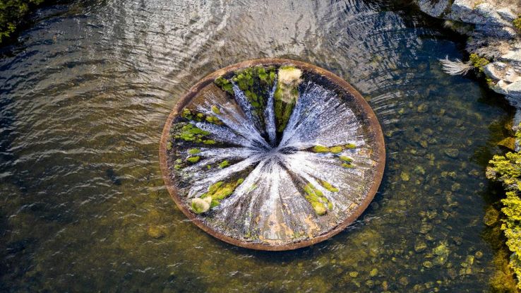 C’è un portale, in un lago, che inghiotte tutto e sprofonda in un buco immenso