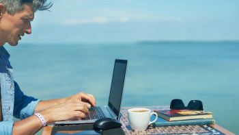 laptop spiaggia