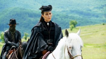 django serie sky noomi rapace elizabeth