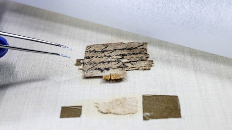 Restituito a Israele un piccolo frammento di papiro con versi biblici