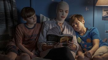 NICHOLAS CROVETTI, NAOMI WATTS e CAMERON CROVETTI in Goodnight Mommy