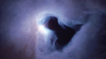 Hubble scopre un buco al centro di una nebulosa a riflessione