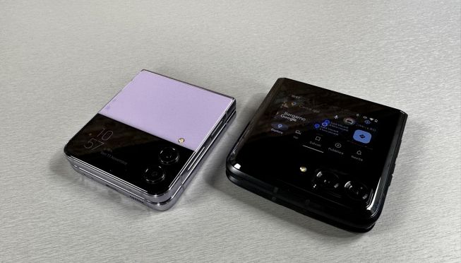 Motorola Razr 2022 vs Galaxy Z Flip 4