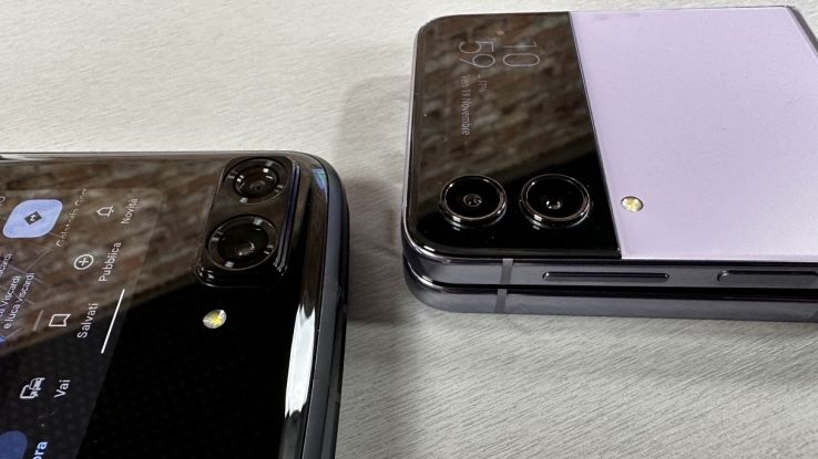 Motorola Razr 2022 vs Galaxy Z Flip 4
