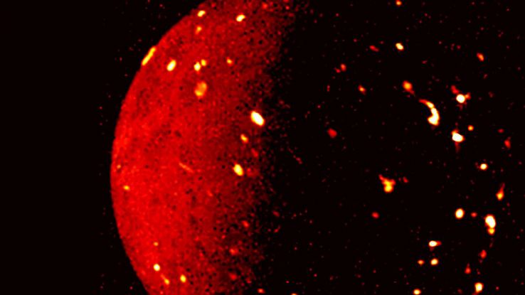 Io, la luna di Giove brucia nel cielo: l'immagine mozzafiato