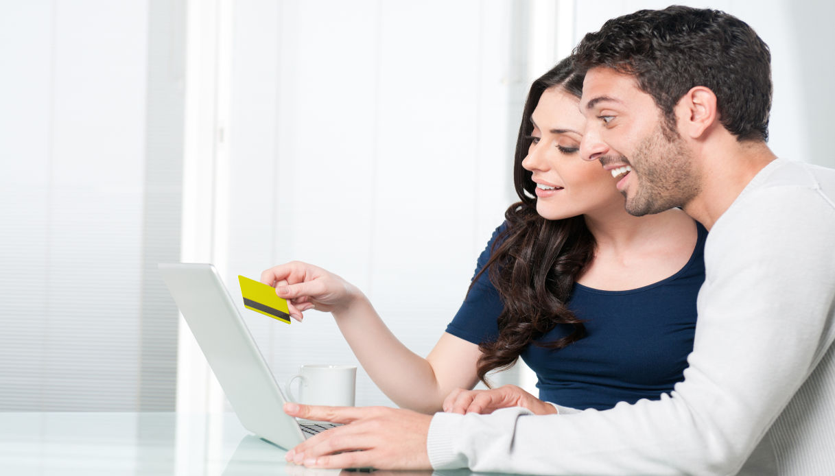 https://wips.plug.it/cips/tecnologia/cms/2022/12/shopping-online.jpg