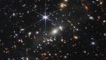 Una luce spettrale nel cielo: è un ammasso di galassie distanti