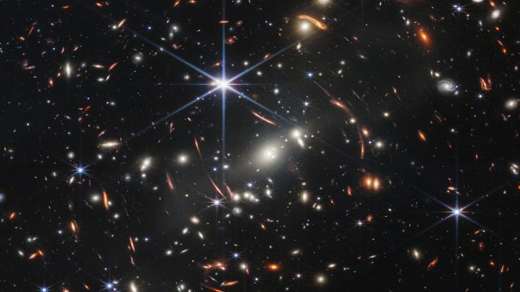 Una luce spettrale nel cielo: è un ammasso di galassie distanti
