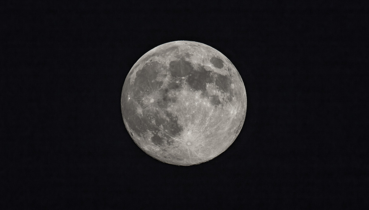 Perché la Luna si sta allontanando dalla Terra