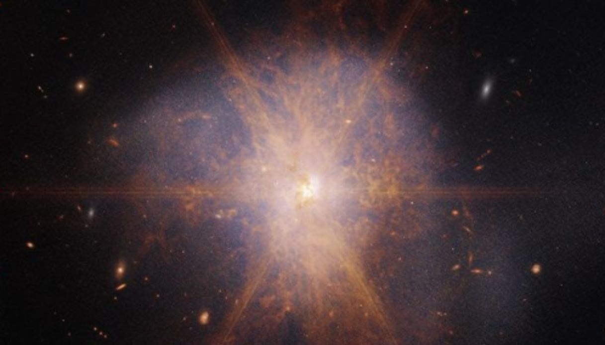 James Webb capturó una galaxia súper luminosa