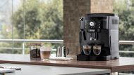 De'Longhi Magnifica S vista frontalmente con due tazzine di caffè pronte
