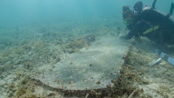 Archeologo sottomarino esamina una delle lapidi ritrovate nel fondo dell'Oceano al largo delle Florida Keys