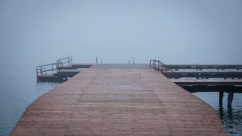 Vista di un lago immerso nella nebbia