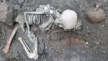 Trovati gli scheletri di due vittime dell'eruzione del Vesuvio, morte a causa di un terremoto a Pompei