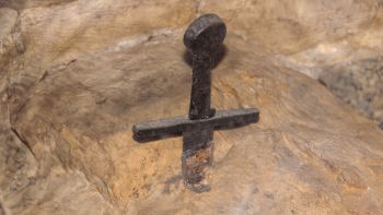 Spada medievale conficcata in una roccia come narra la leggenda di re Artù