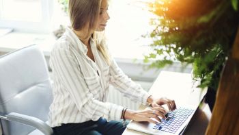 donna utilizza email PEC