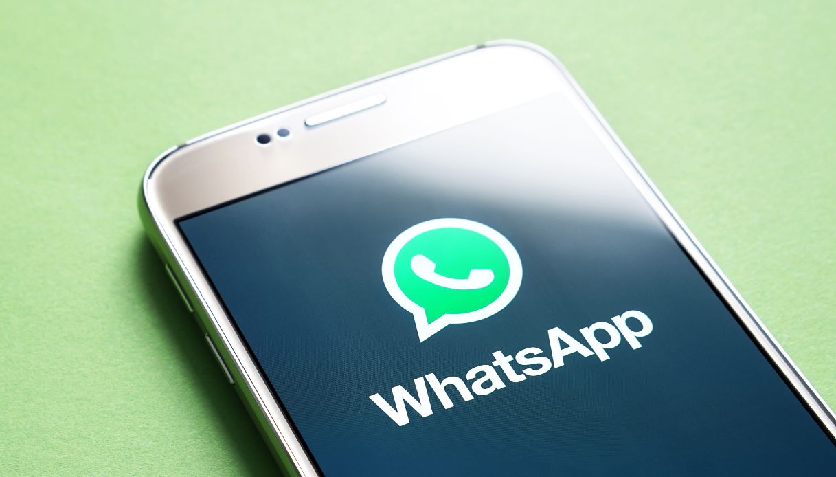 WhatsApp non è sicura: niente chat multipiattaforma  --- (Fonte immagine: https://wips.plug.it/cips/tecnologia/cms/2023/05/whatsapp-1.jpg)