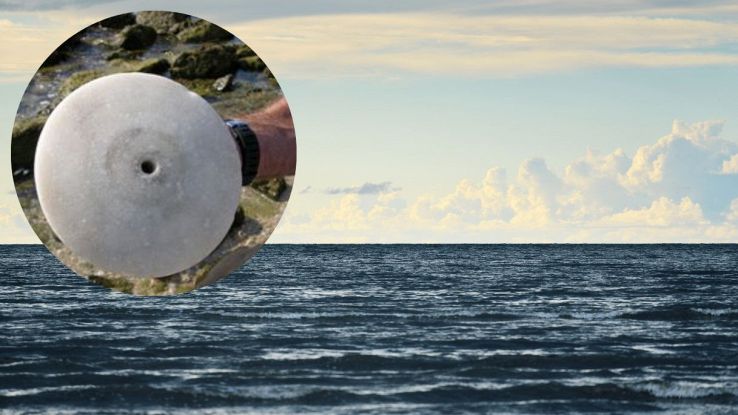 Un raro e antichissimo oggetto è emerso dal mare: trovato per caso da un bagnino
