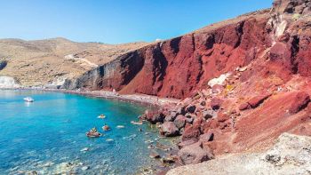 La spiaggia rossa di Santorini