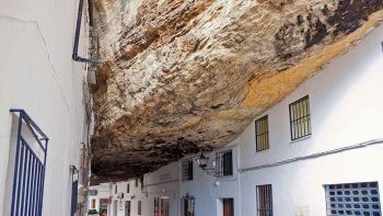 Un paese inghiottito dalla roccia: è Setenil de las Bodegas