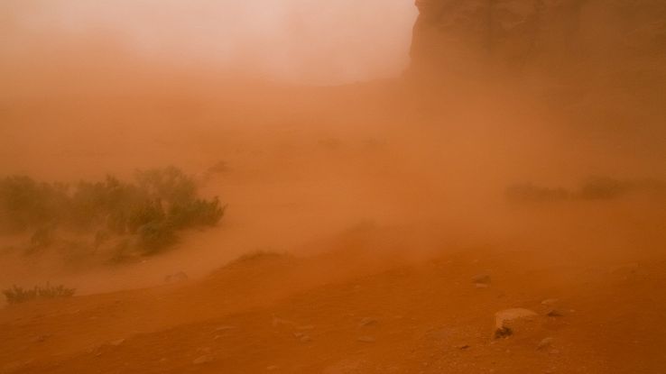 Tempesta di sabbia nel deserto