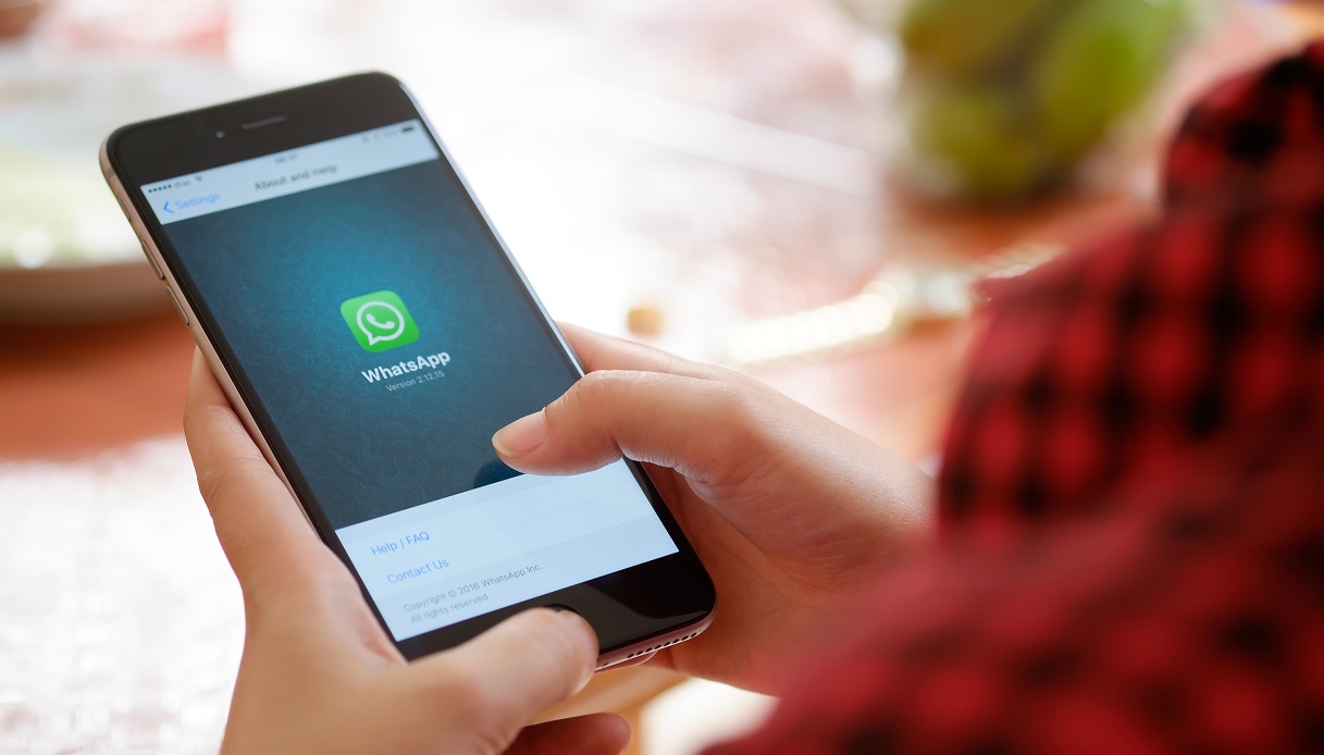 WhatsApp offers the ability to send images in high resolution