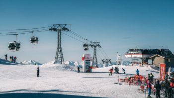 Impianto sciistico colmo di turisti